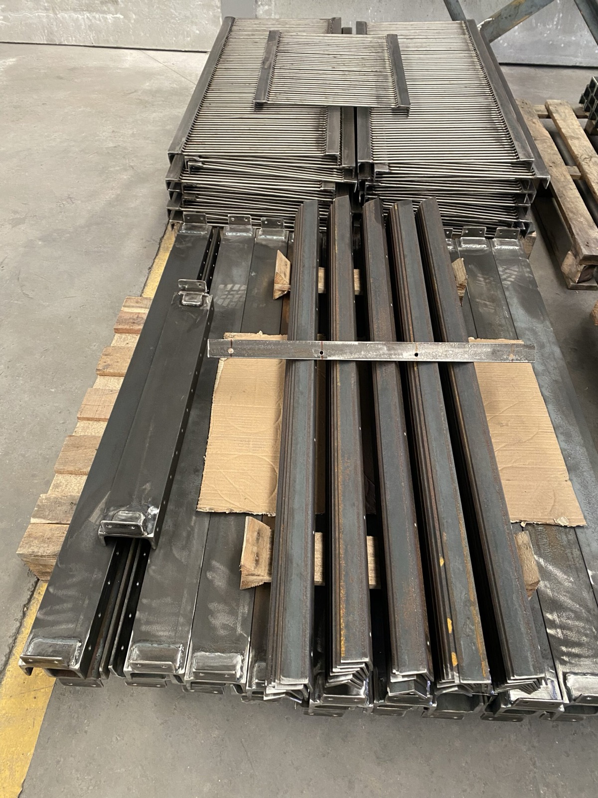 Bar screen for intake chamber