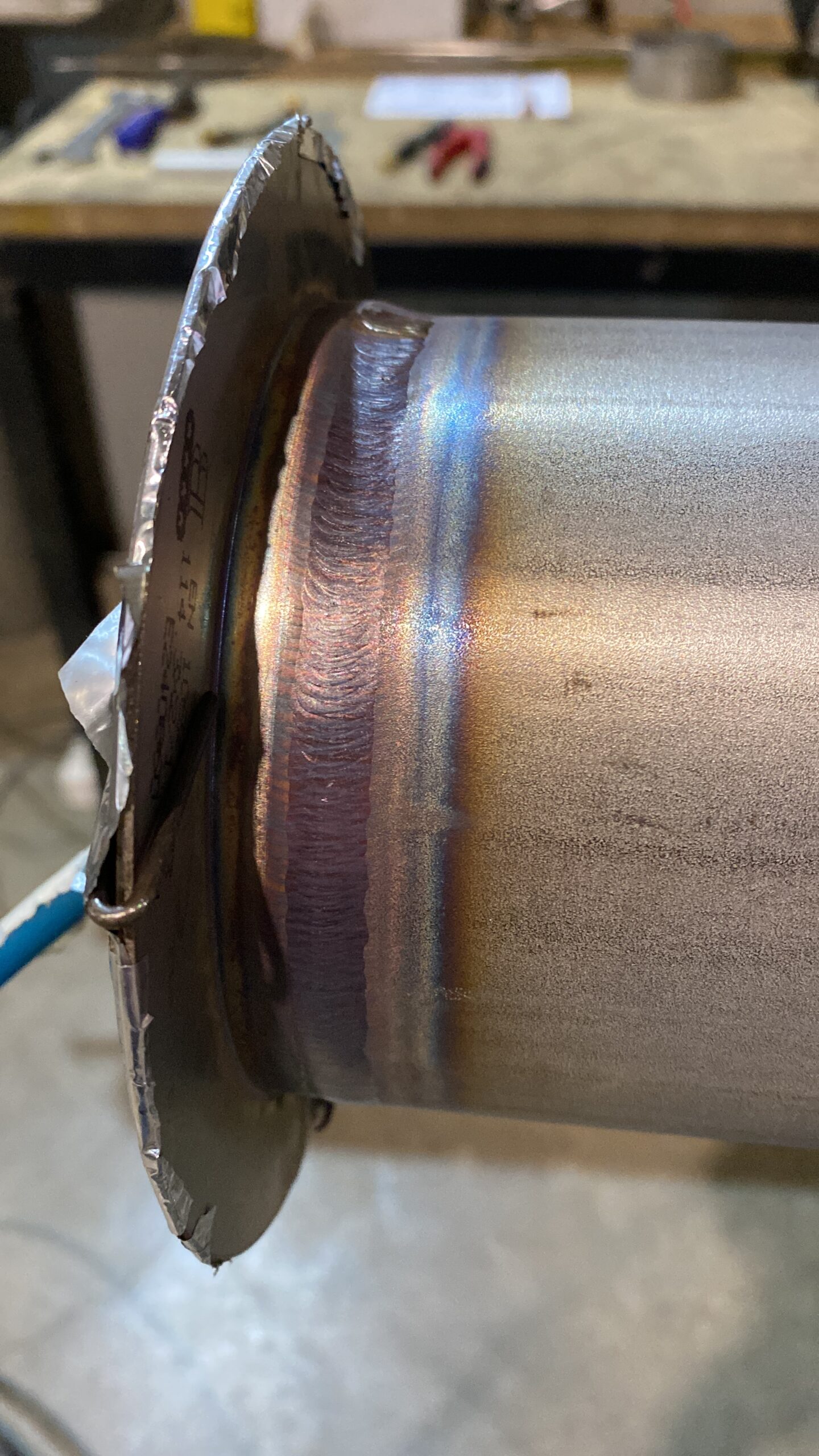 Soldadura TIG de precisión en tubería de acero inoxidable en taller