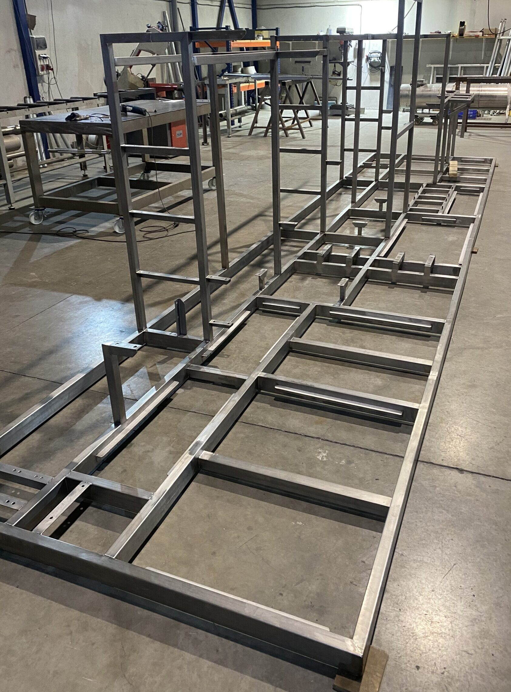 Interior de planta de ósmosis inversa con tuberías de acero inoxidable