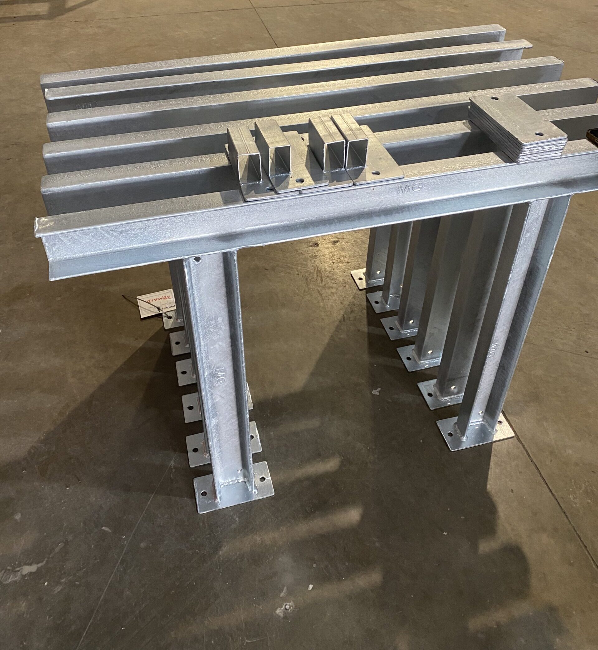 Estructura metálica para nave industrial en proceso de montaje