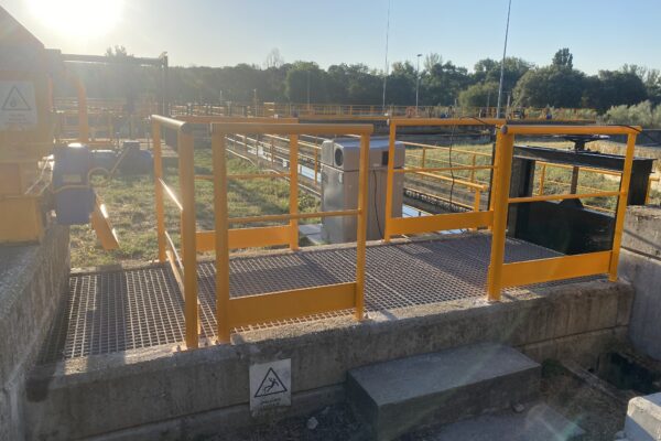 Montaje de barandilla en obra.