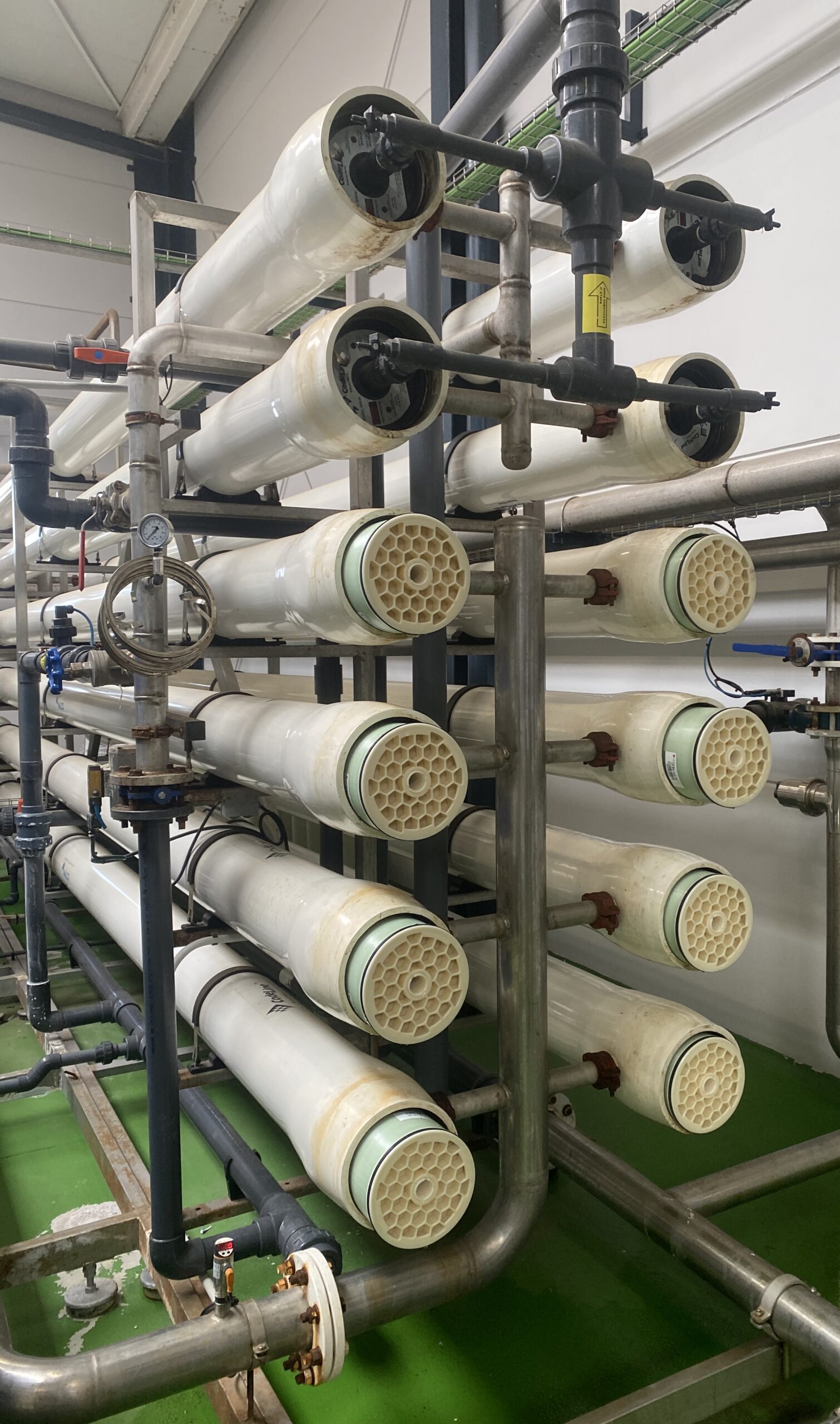 Interior de planta de ósmosis inversa con tuberías y bastidores en acero inoxidable