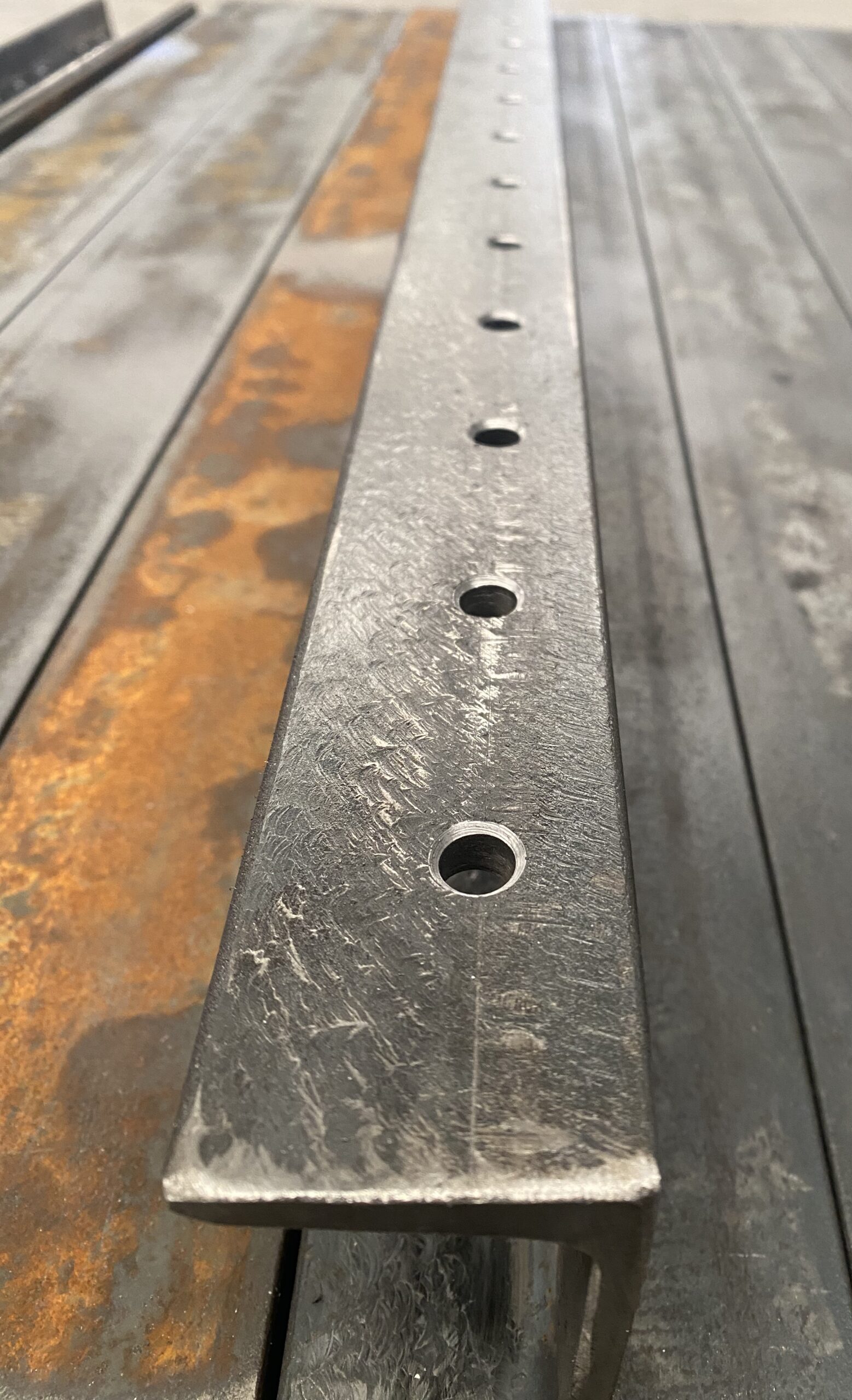 Fabricación de depósitos y equipos mecánicos en taller industrial