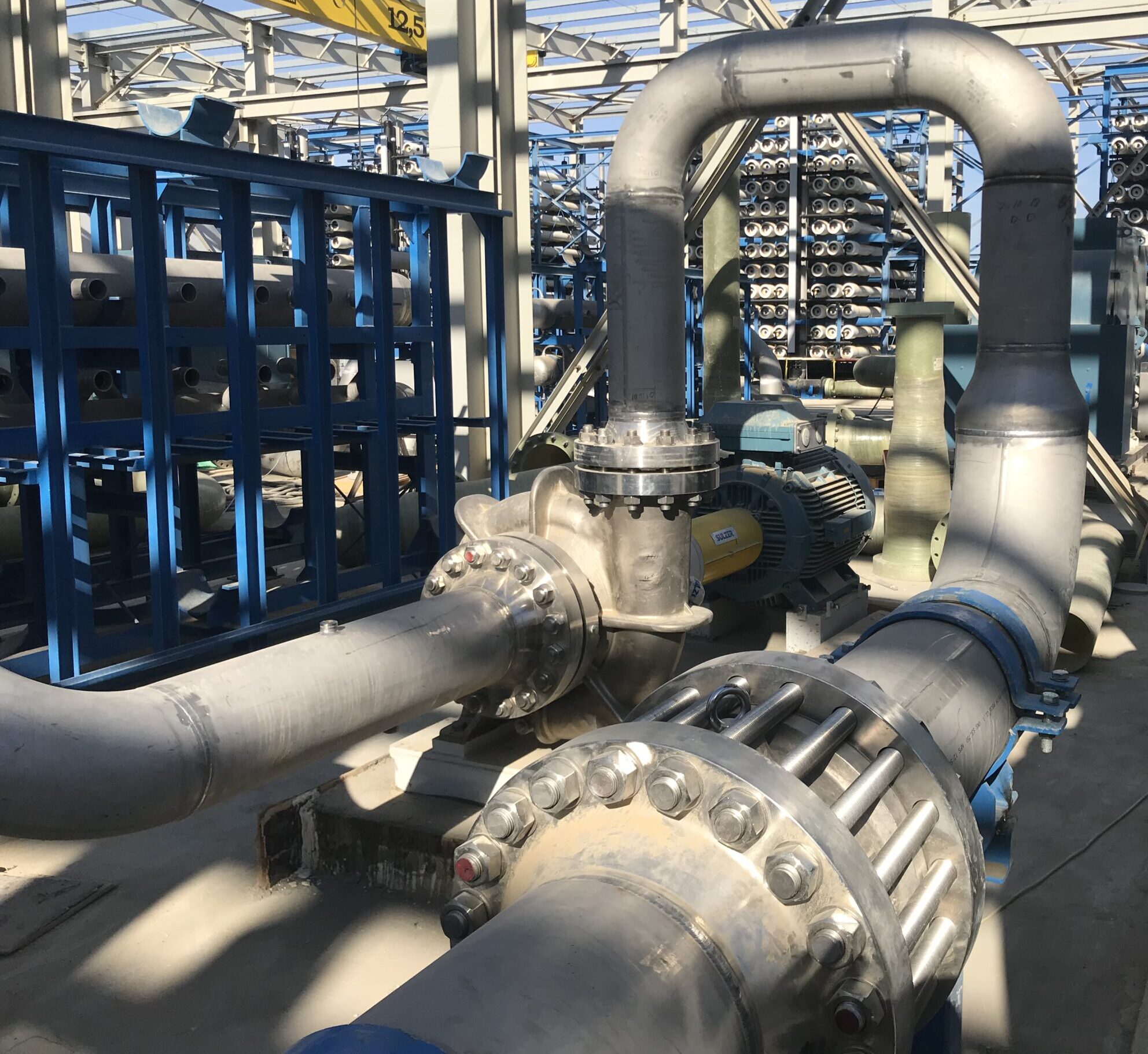 Planta de tratamiento de agua con tuberías de acero inoxidable