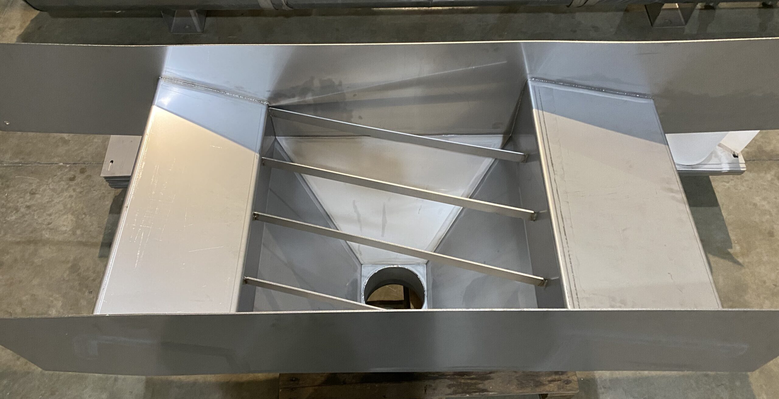 Fabricación de grandes equipos mecánicos en taller industrial